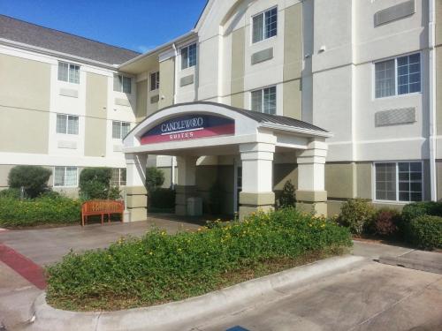 steel-frame-arch-covered-walkway-hotel-entry