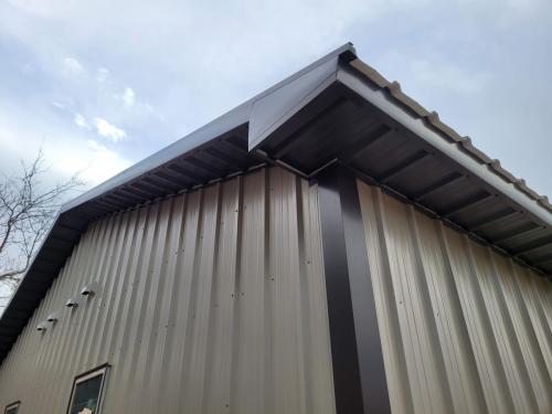 steel-construction-bardominium-eaves-overhangs